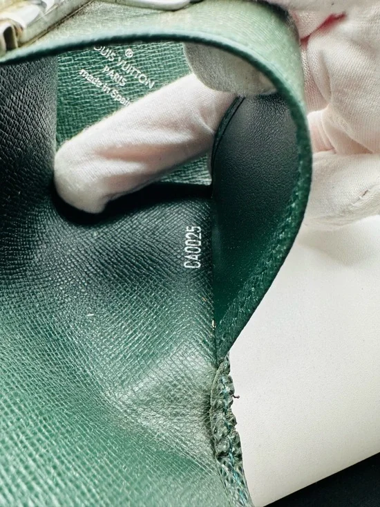 Louis Vuitton Taiga Key / Card Holder - Picture 11 of 11